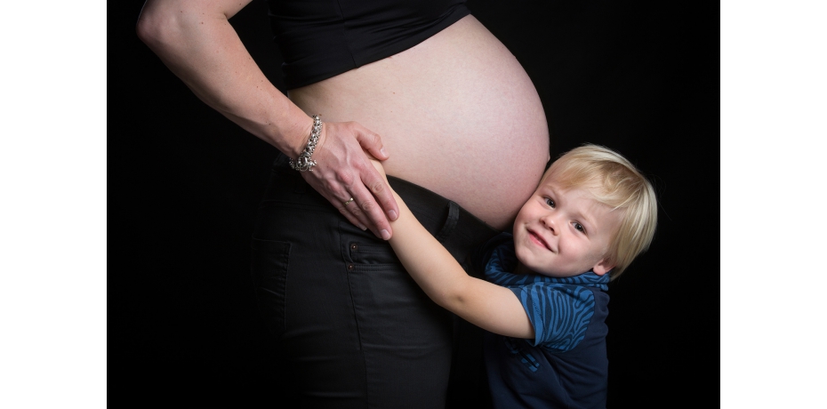 zwangerschapsfotografie-Baarn-jongen-omarmt-buik